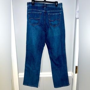 Woman's Lee comfort waistband stretch blue jeans size 16 Long. Like new